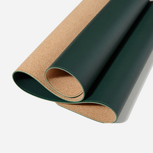 Lade das Bild in den Galerie-Viewer, XXL Mauspad aus Kork und Kunstleder