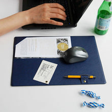 Lade das Bild in den Galerie-Viewer, Kunstledermauspad mit Stiftehalter
